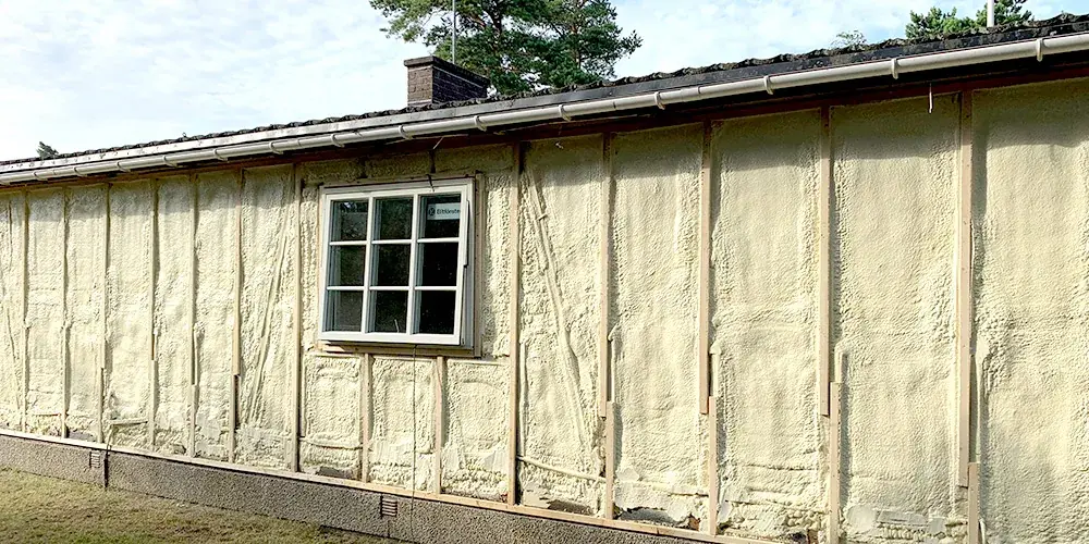 RadonFoam applicerat på vägg — insida med tät radonbarriär